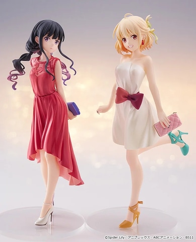 リコリス・リコイル」よりパーティドレス姿の錦木千束と井ノ上たきなが