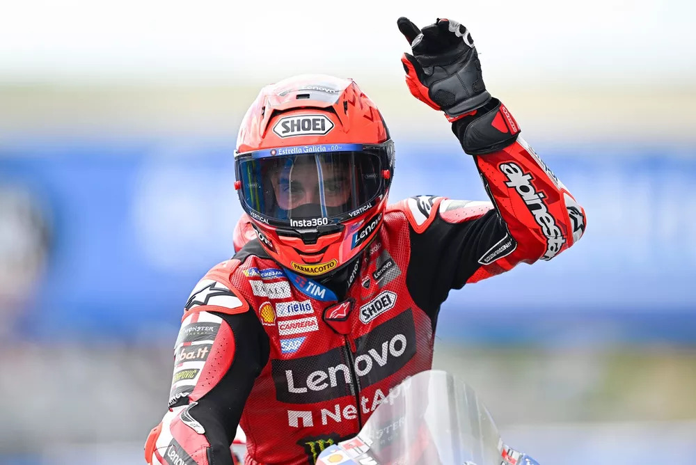 雨で大波乱！ 転倒マルケス兄が大・逆・転の勝利。小椋15位｜MotoGP