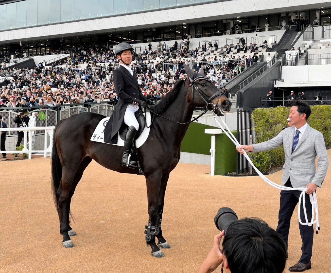 和田竜二元騎手が誘導馬ディープボンドに乗って本馬場入場（デイリー