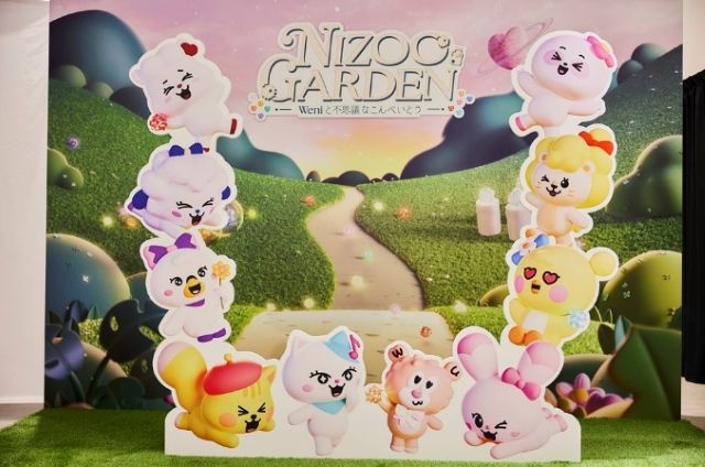 NiziU、公式キャラクター「NIZOO」と遊ぶ体験型エンタテインメント期間