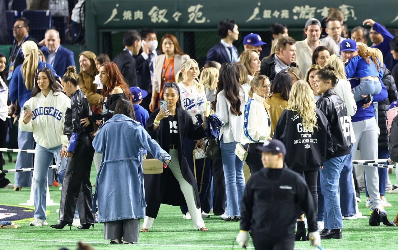 ドジャース奥さま会がユニクロとコラボ！商品を前にした集合写真公開