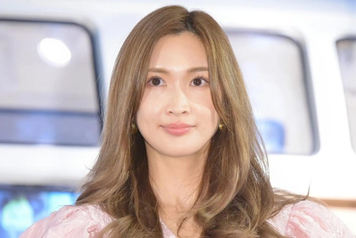 レア　紗栄子　オリジナルフォト（額装） 紗栄子＞39歳、美スタイル際立つミニスカ姿＆へそ出しショット公開