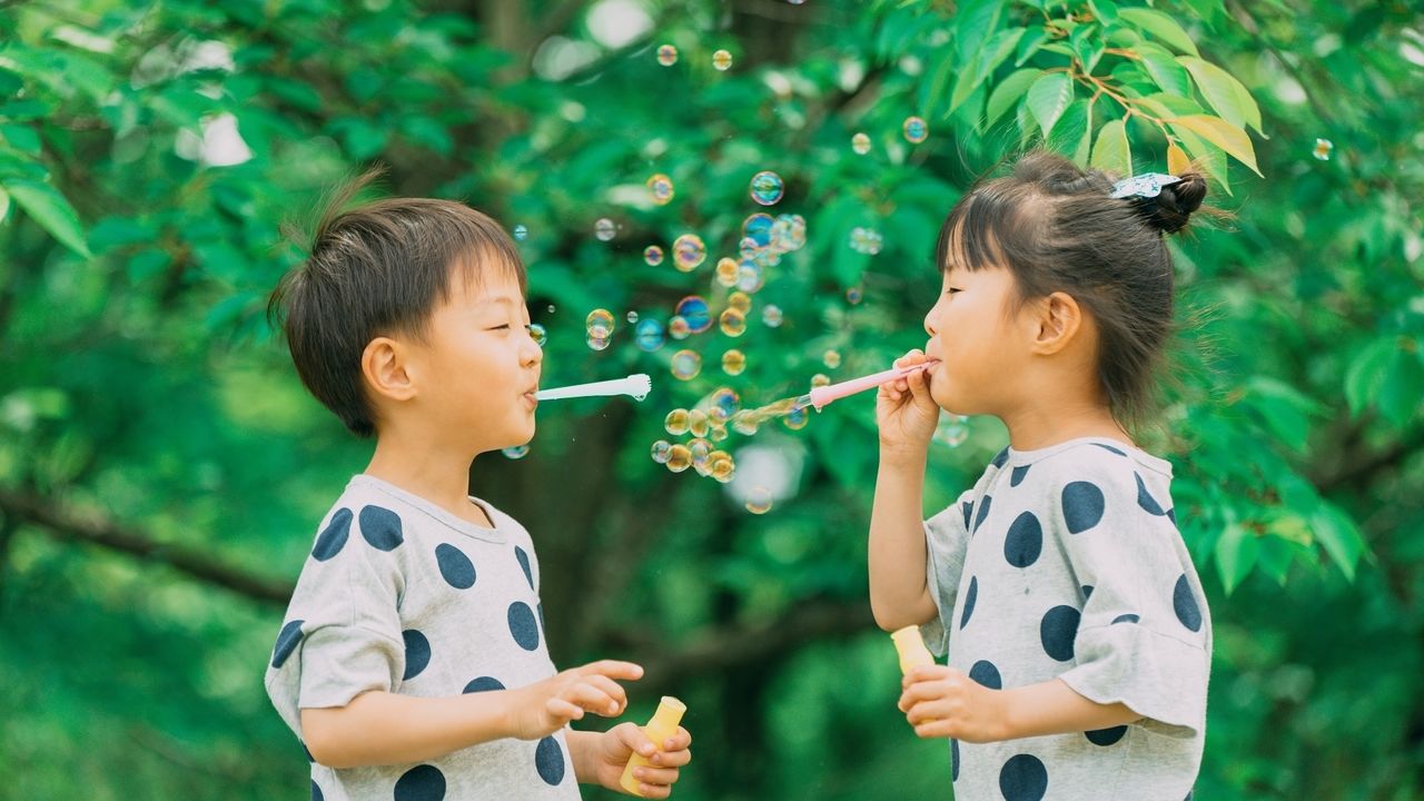 【衝撃】子どもの人口、過去最少に！45年連続減少の背景とは