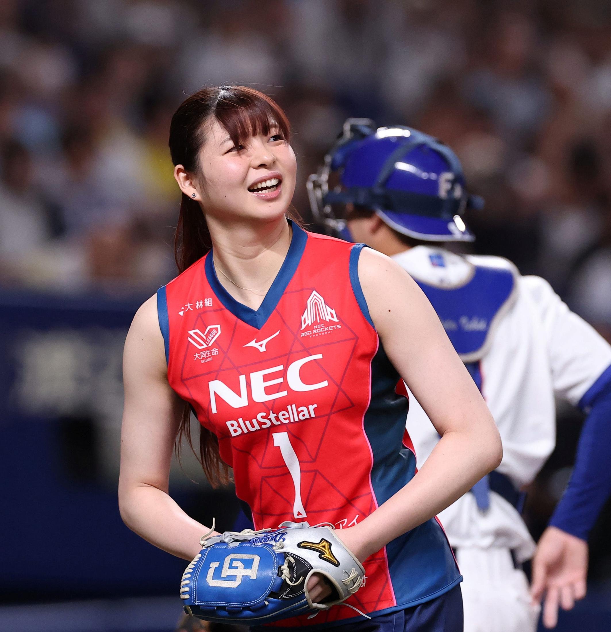 バレー女子 山田二千華が始球式 184センチの長身から堂々ノーバンの