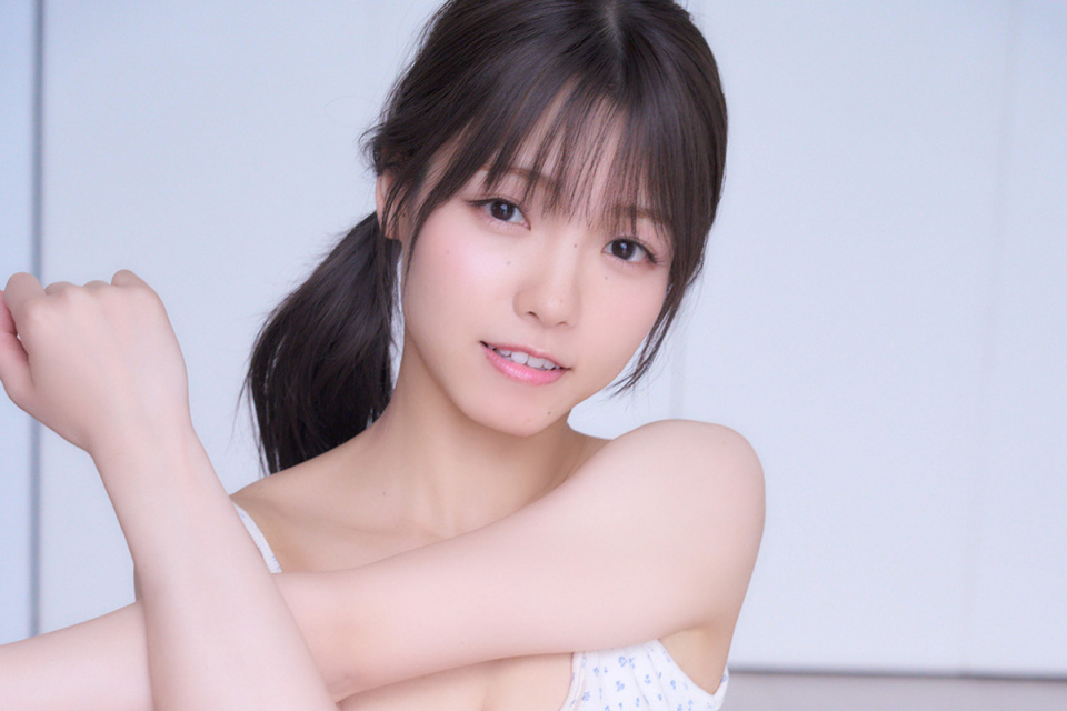 スレンダー美ボディのAKB48・高橋彩音、重版決定の写真集『ひとり姉妹