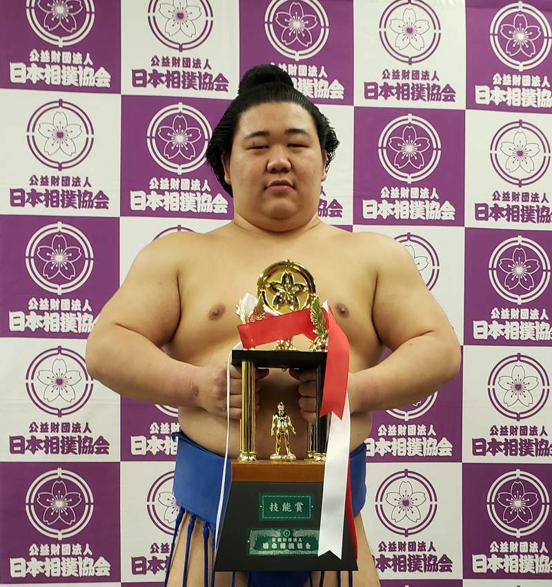 はい、これ」横綱から初金星の懸賞金21本、藤ノ川は全て父に渡した