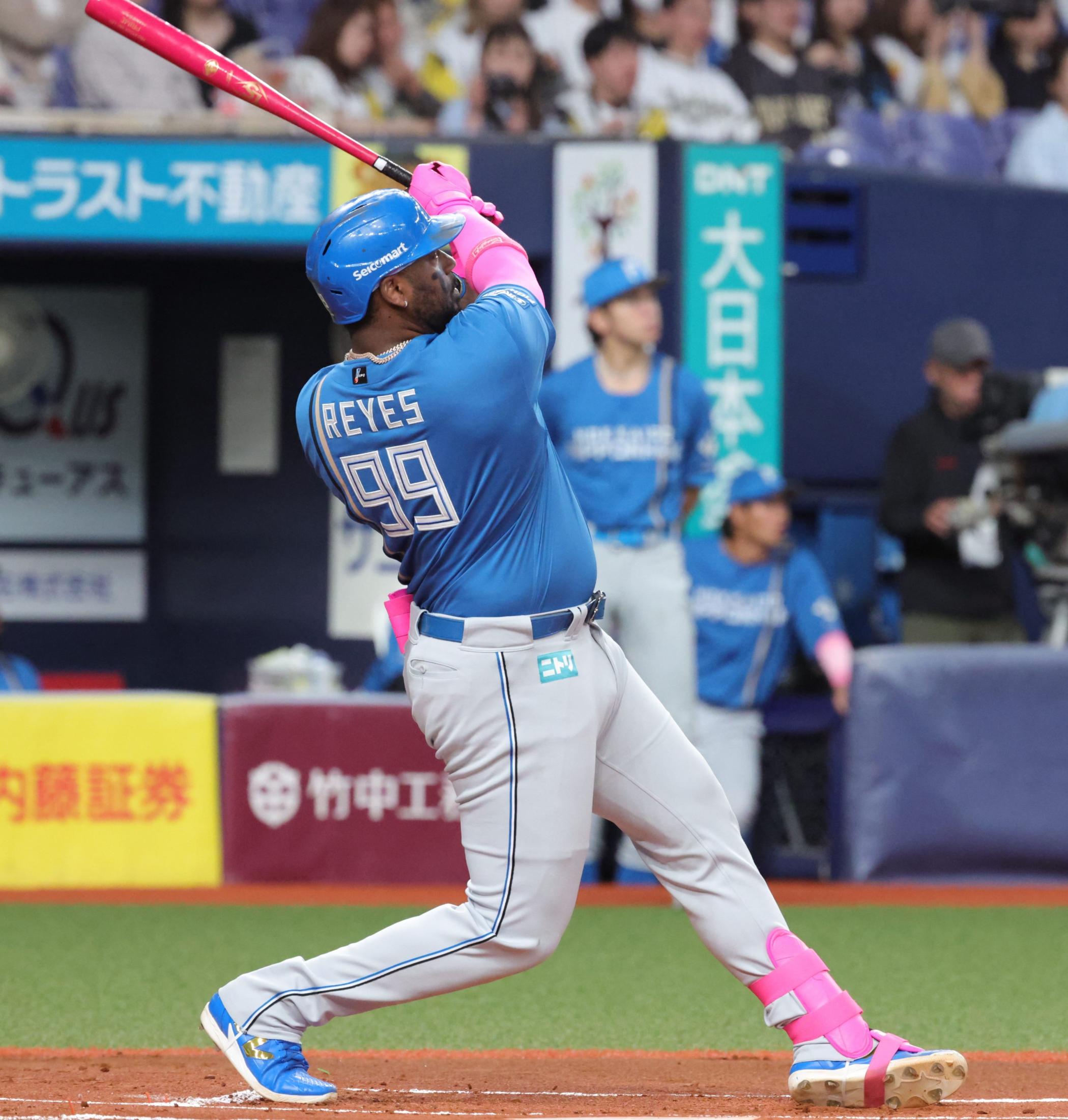 日本ハム・レイエス 母の日に感謝の豪快弾「母と妻のイニシャルを頬に