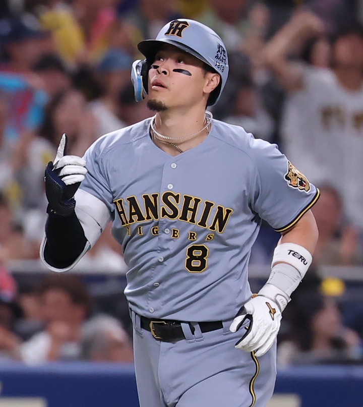 他球団から「投げる球がない」佐藤輝明に三冠王、2年連続40本塁打達成 