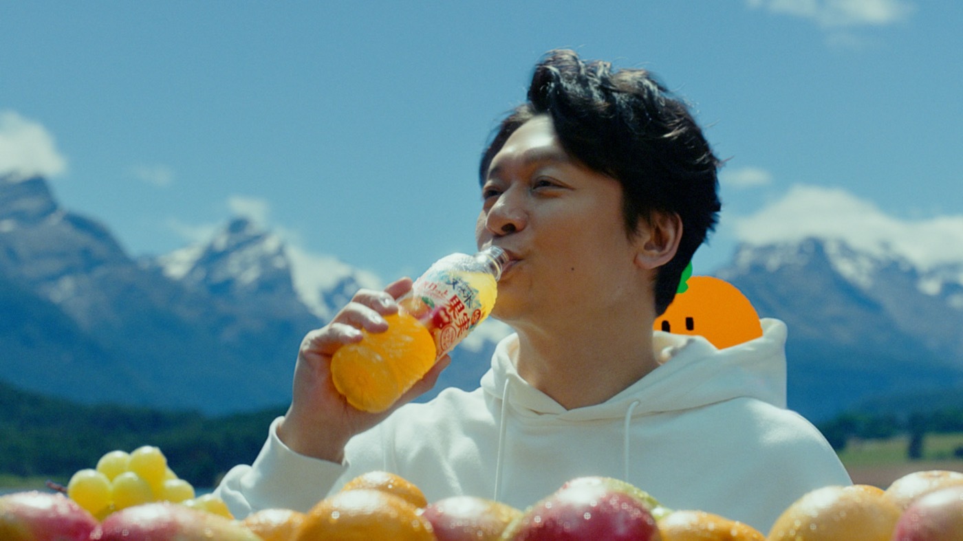 香取慎吾が果実のキャラクターたちと丘を駆け下りる！もし生まれ変わる
