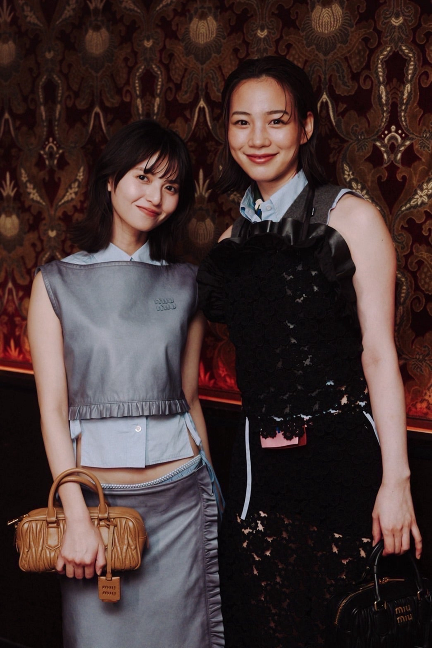 のん×齋藤飛鳥、クールさとモード感が際立つお腹チラ見せmiumiuコーデ