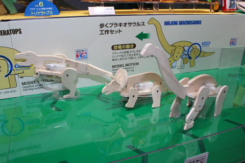 恐竜模型とともに「歩く恐竜工作セット」が33年ぶりに発売。ティラノが