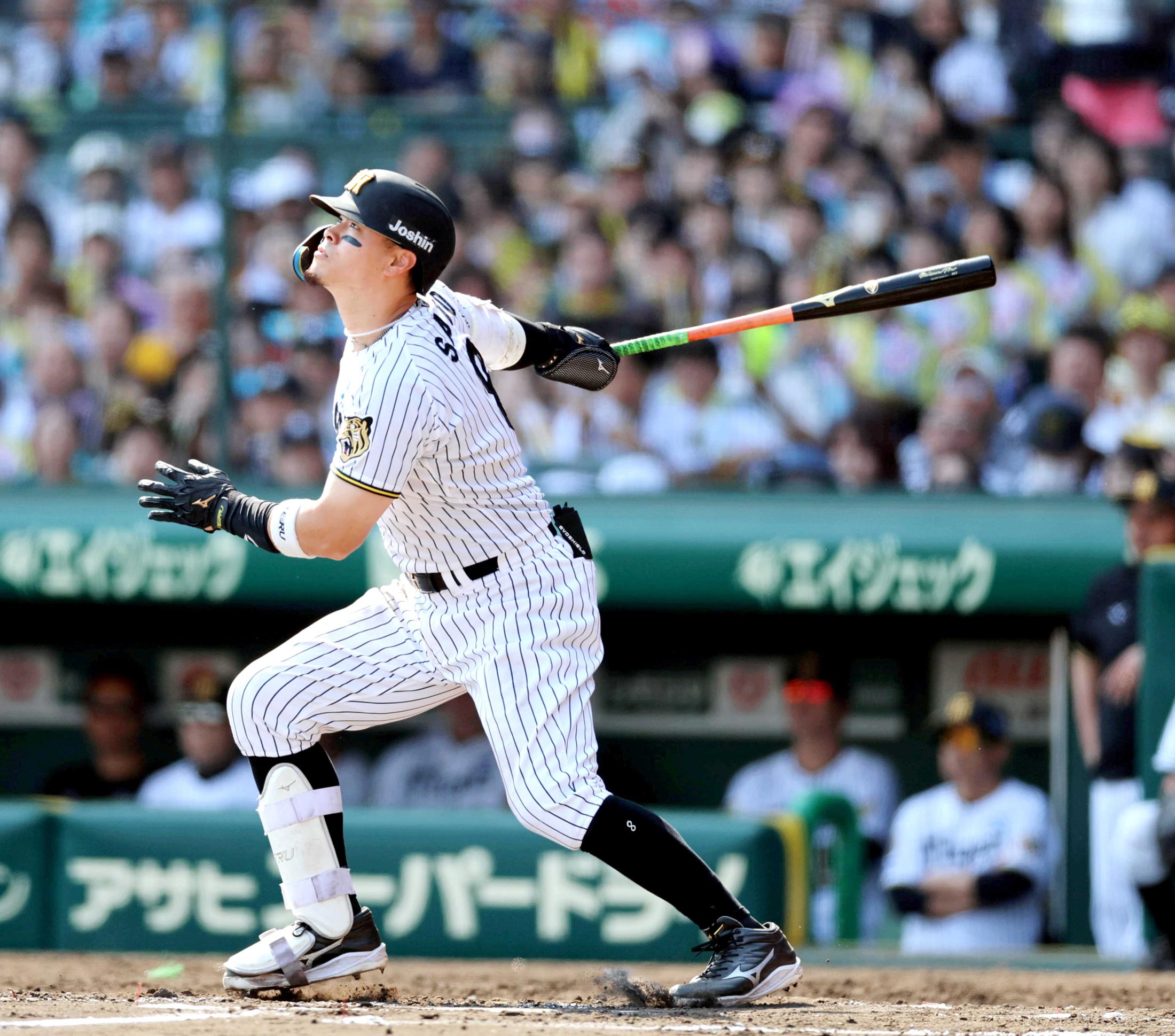 阪神・佐藤輝 4番復帰即V弾＆11号 セ打撃主要3部門単独トップ