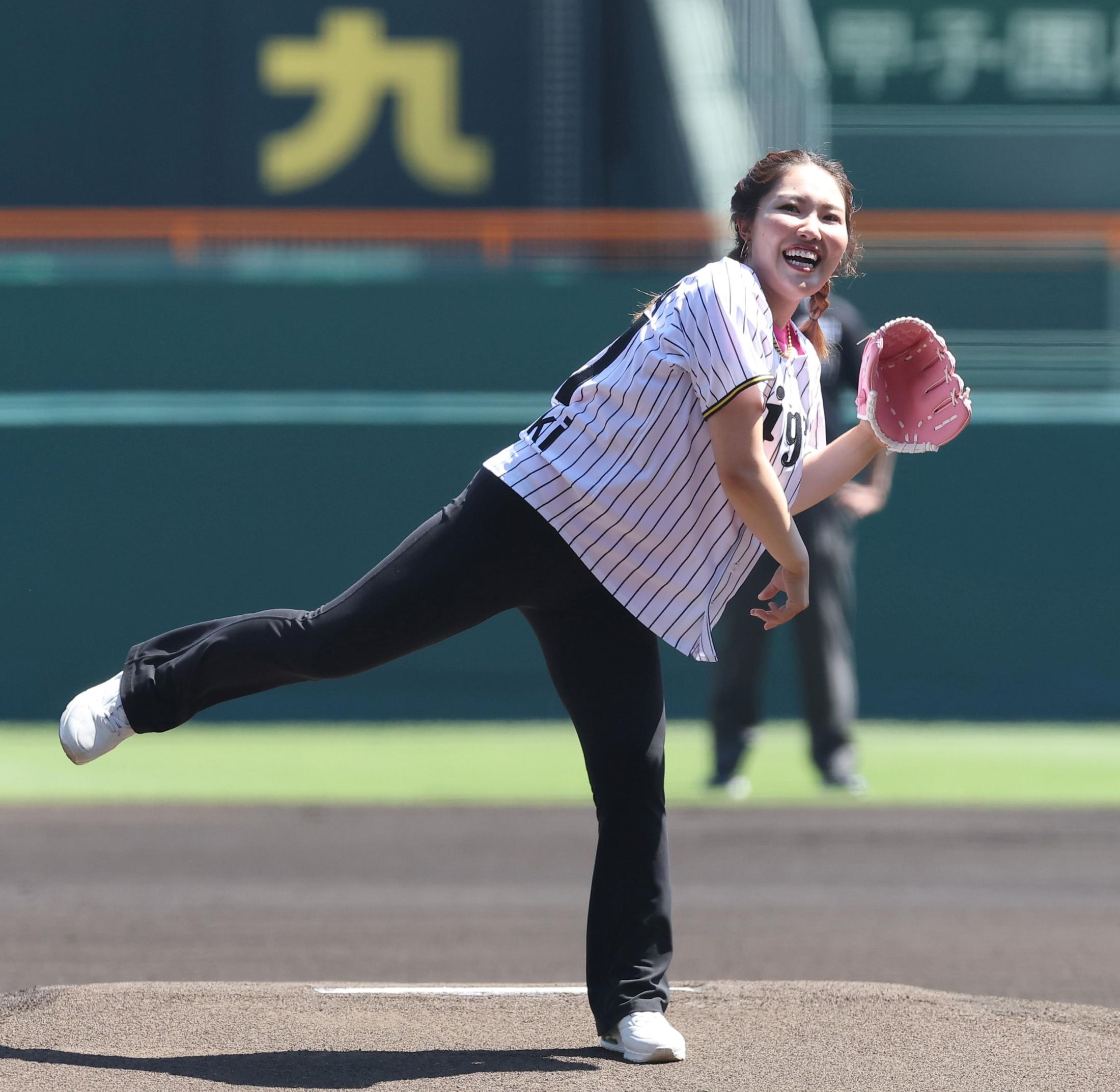 プロゴルファーの古江彩佳が始球式でノーバン投球 神戸市出身で幼少期