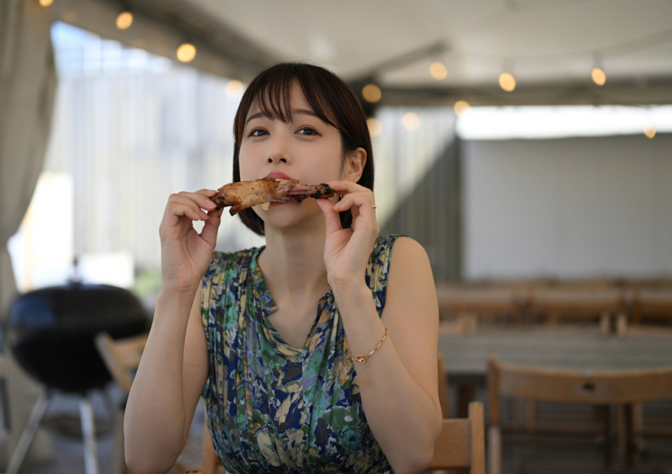 人気キャスター・中川絵美里がカメラマンとして鷲見玲奈を撮影 連載