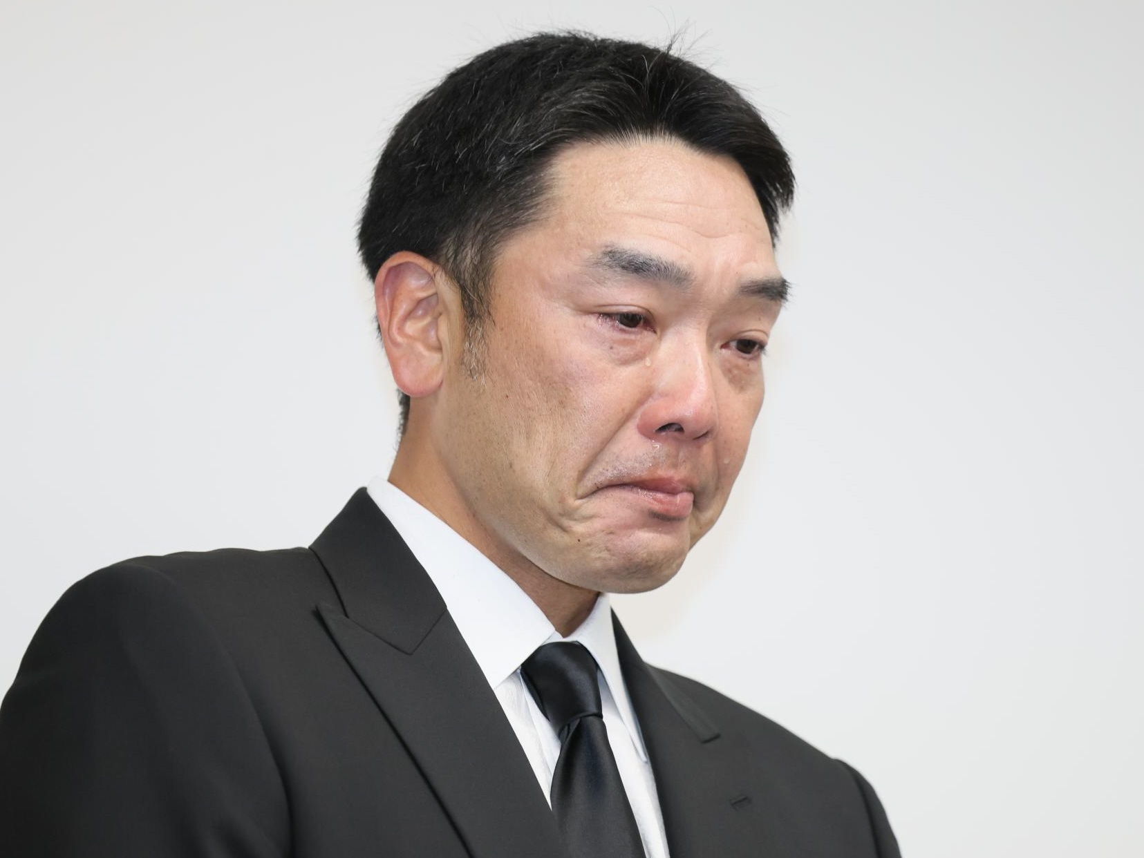 巨人 辞任の阿部慎之助監督が会見で涙「本当に申し訳ありませんでした