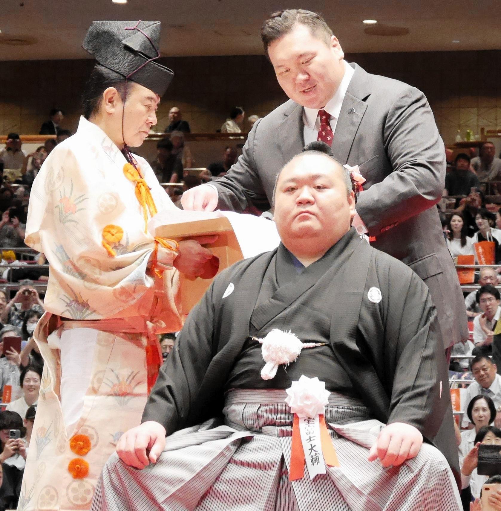白鵬さんが元宝富士の断髪式に登場、宮城野部屋の完全消滅「寂しい