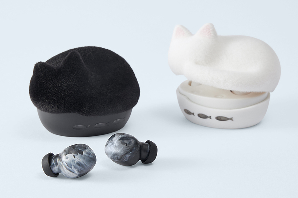 ふわふわな猫が寝ている” 完全ワイヤレスイヤホン。フロッキー加工で