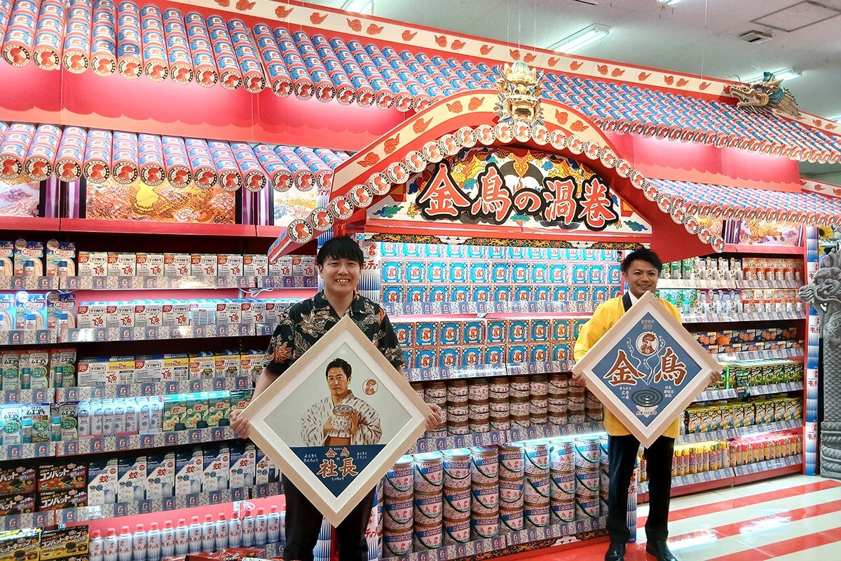 金鳥」が首里城の瓦に！ ビッグワン那覇店に大型模型 復興支援で