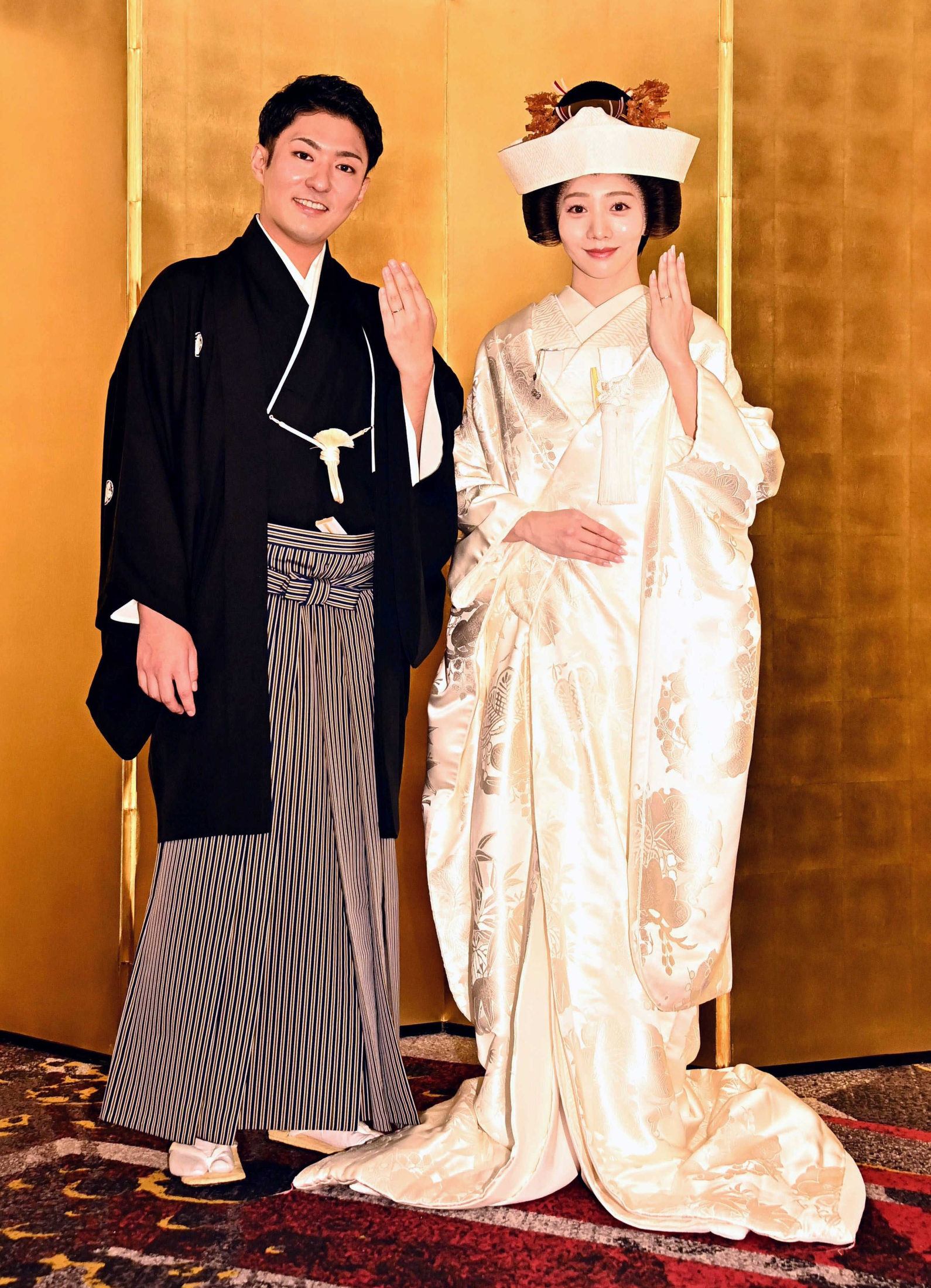長男披露宴で号泣抱擁の三田寛子 歌舞伎役者の妻となった女優と着物2