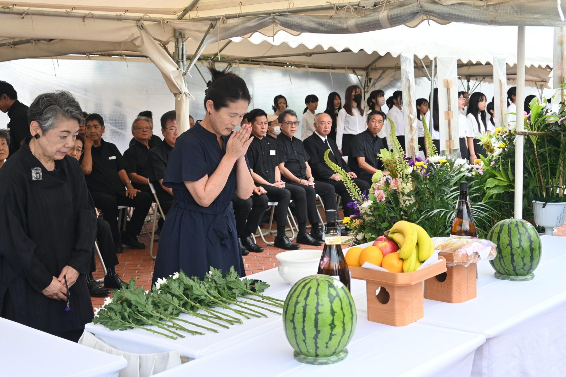 旧海軍記念・慰霊・同窓・OB会の記念章 戦後81年、旧海軍司令部壕で慰霊祭 紛争続く世界へ平和発信の誓い 沖縄