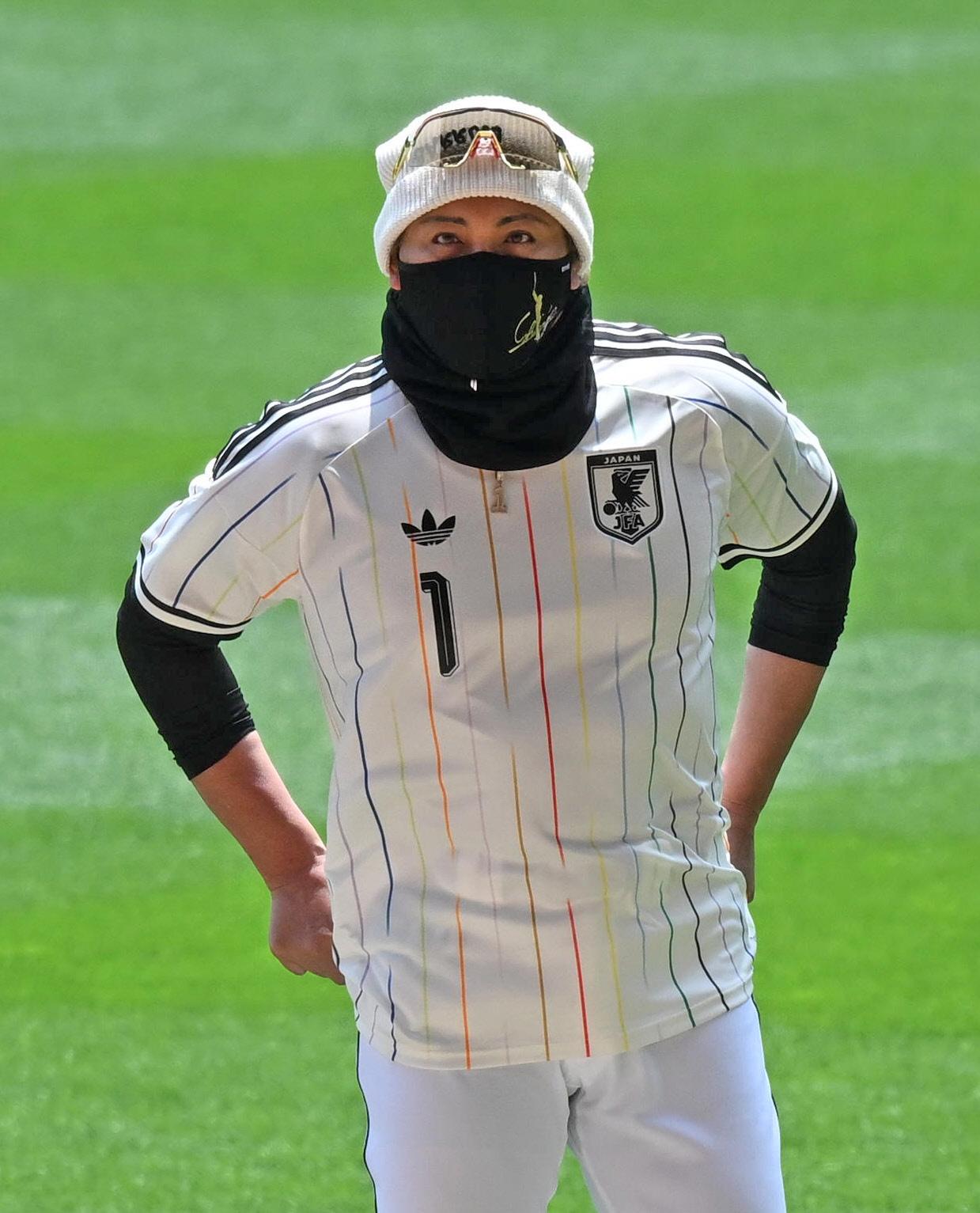 えっ！？日本ハム・新庄剛志監督がサッカー日本代表のユニ着用 見慣れ