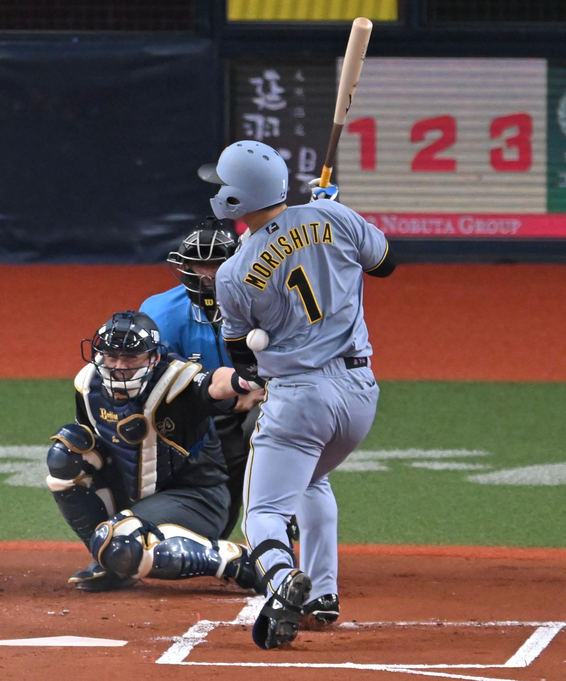 阪神 森下翔太が第1打席でいきなり死球 京セラドームにブーイングと