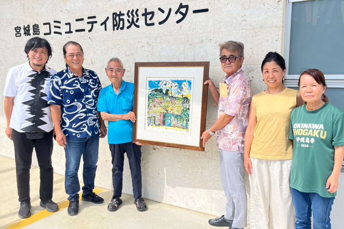 名嘉睦稔さん 木版画を自治会へ寄贈 うるま・宮城島で制作、島の風景