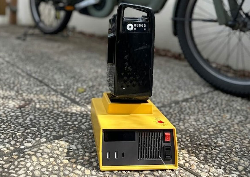 電動アシスト自転車のバッテリーが非常用電源に！AC出力対応