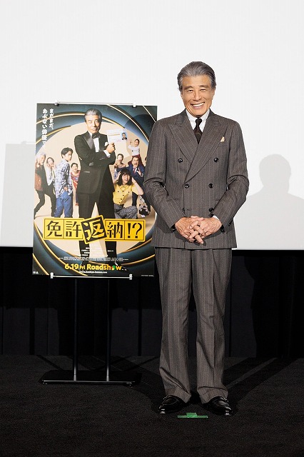 舘ひろしが赤エプロン姿でオープニングスタッフに!?「免許返納!?」TOHO
