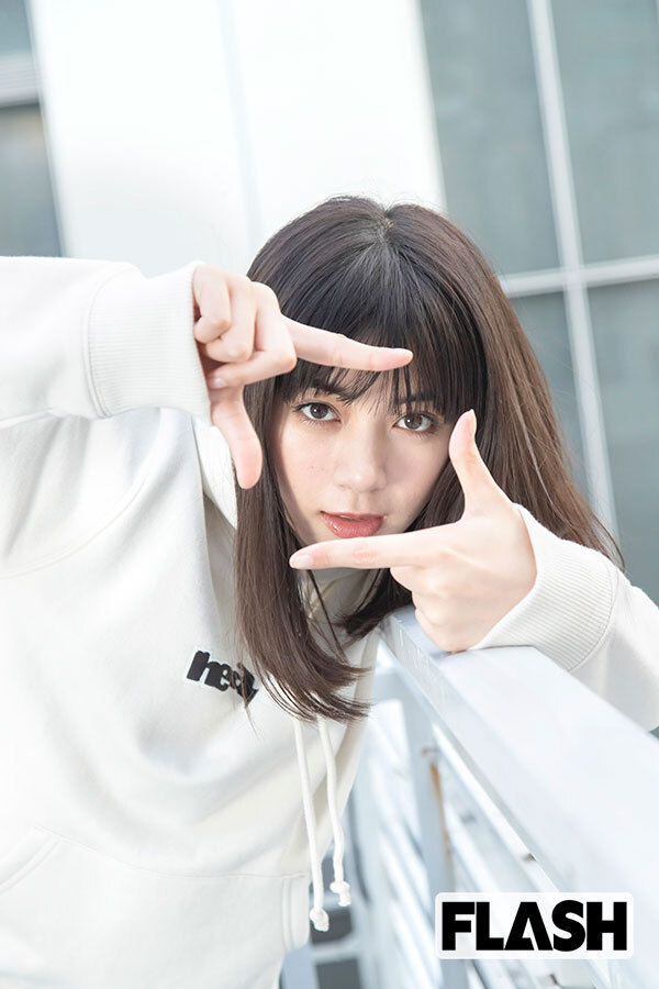 池田エライザ、超高級ジュエリーと白ワンピで際立つ美ボディ！30代で