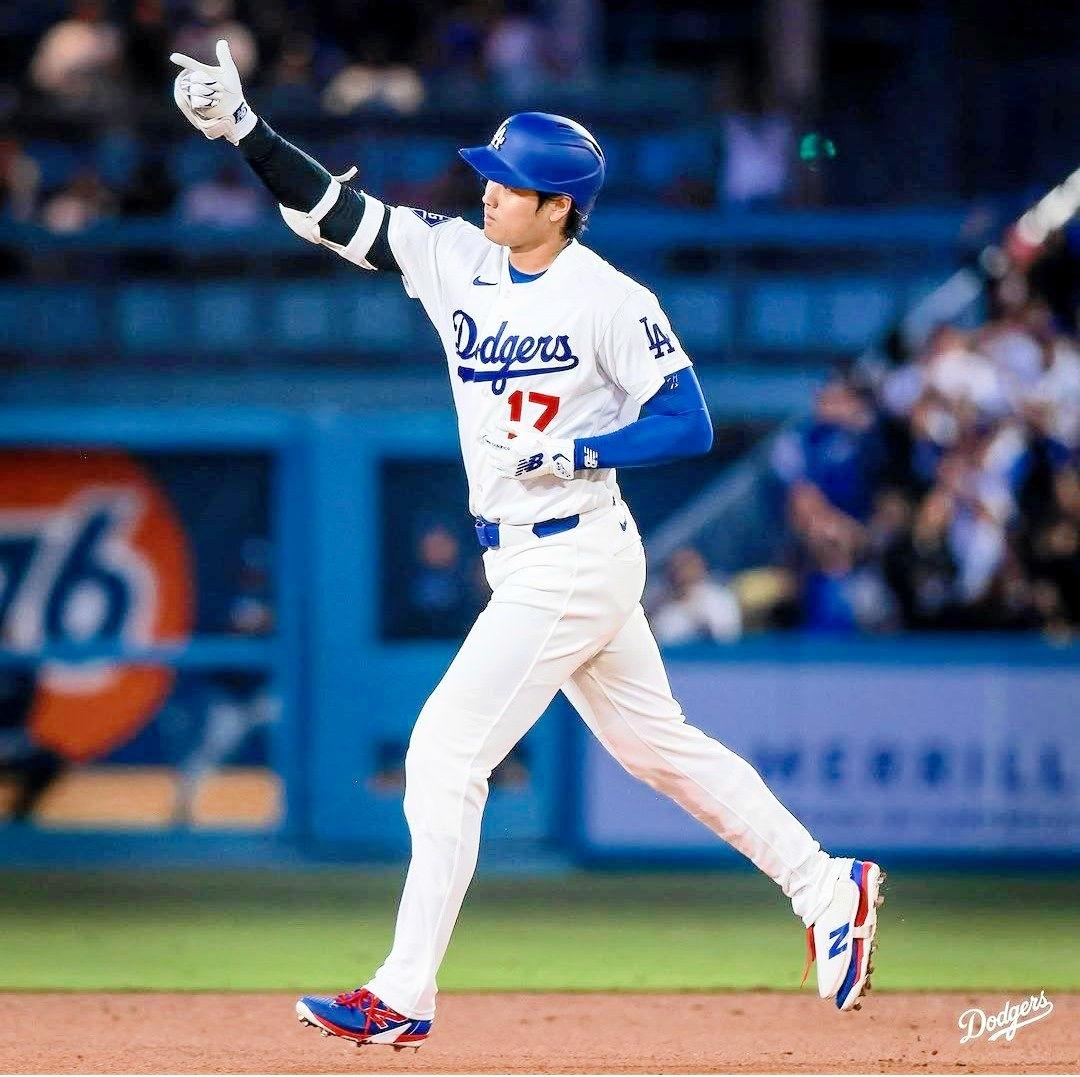 大谷翔平の15号先制弾にロブレスキーが大喜び 戻ってきた大谷の頭を