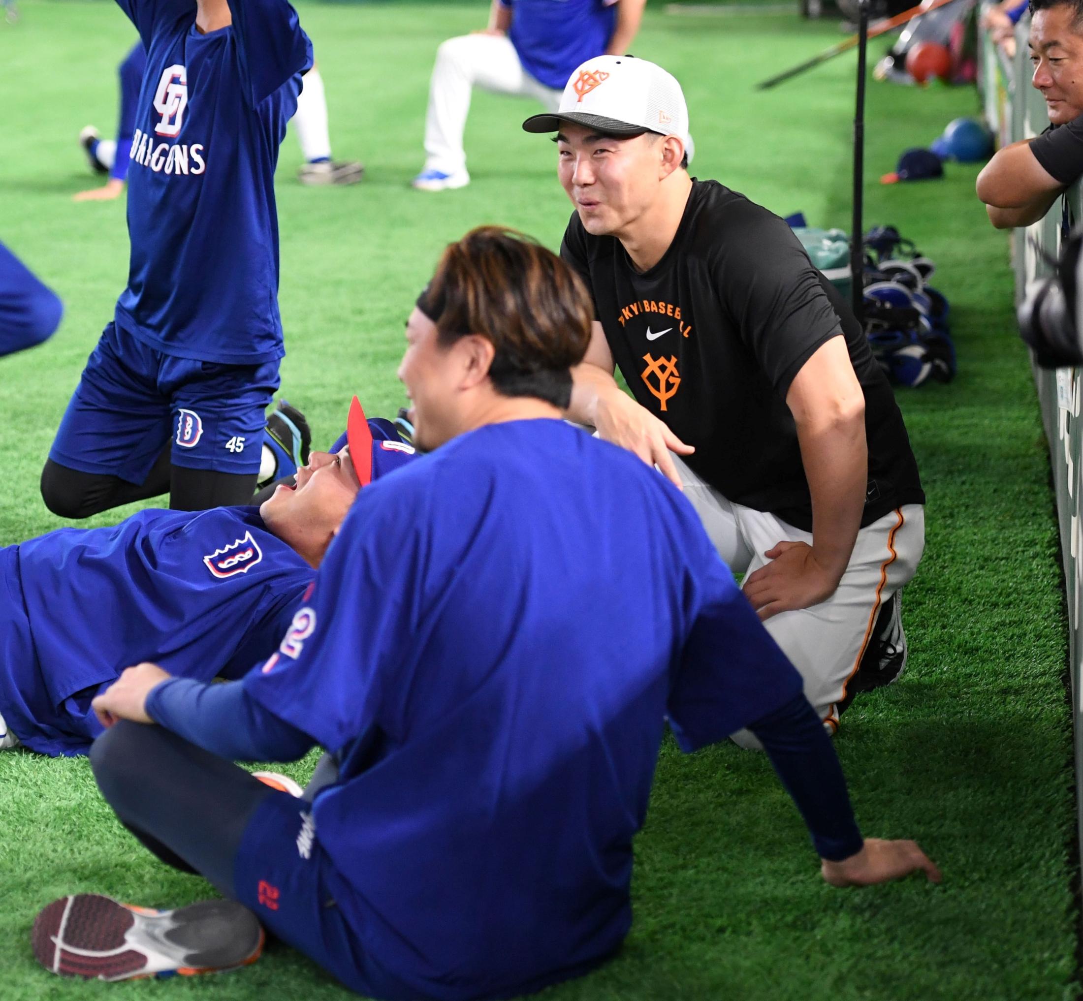 巨人に新加入の小笠原慎之介が来日後初ブルペンで30球「東京ドームで