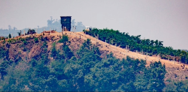 北朝鮮の鉄条網が南下、軍事境界線まで80メートルに迫る（1）（中央