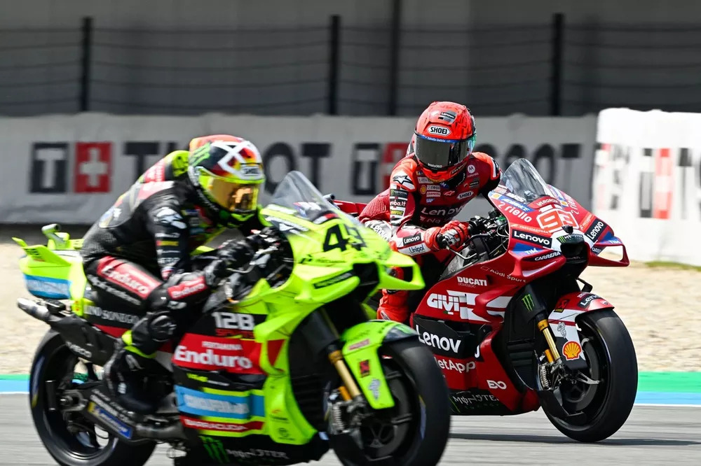 MotoGP】マルケス、VSロッシも想起させるジャンアントニオとの押し出し