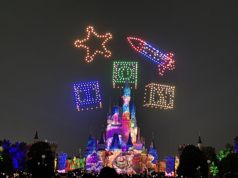 東京ディズニーランド、新ドローン演出でシンデレラ城がさらに豪華に