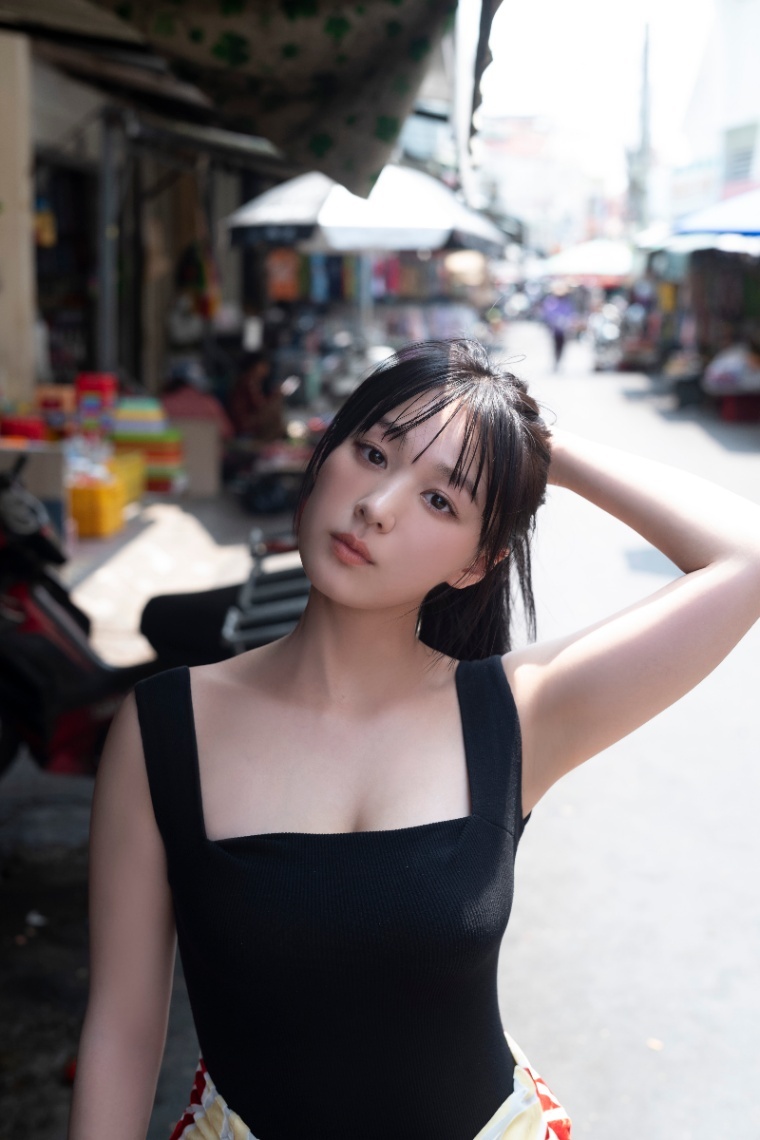 高野真央＞“規格外の逸材” 大反響の初写真集は「まおのこと、」 艶や