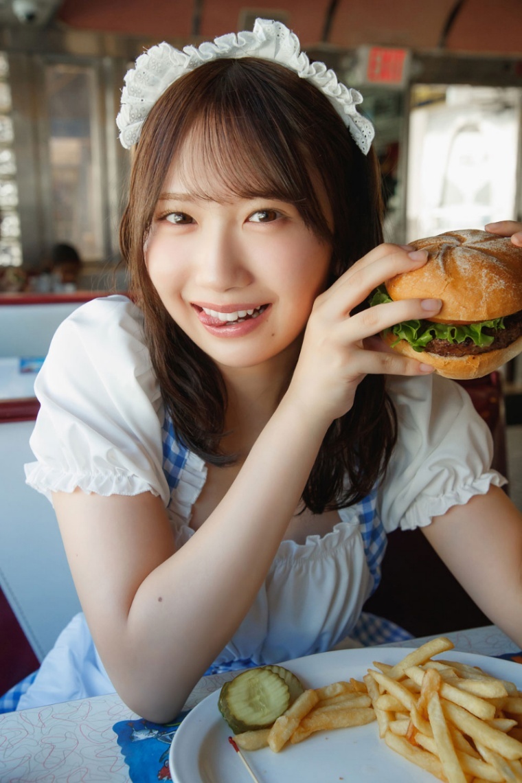 日向坂46藤嶌果歩＞念願！ アメリカンダイナーのウエートレスに 初写真