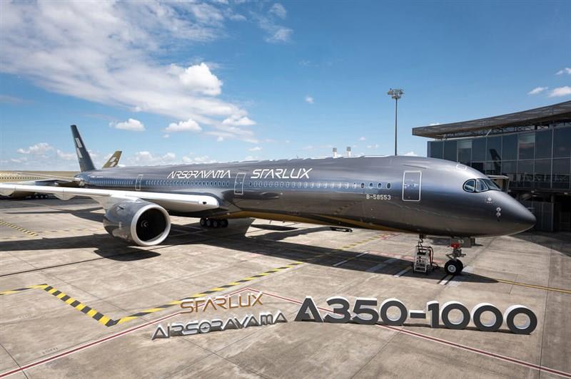 スターラックス航空、空山基氏とコラボの特別塗装機1機を受領 5日に