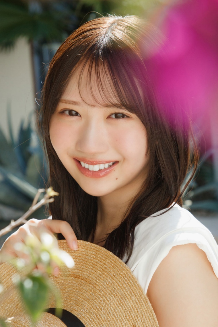 日向坂46藤嶌果歩＞純白ワンピで輝く笑顔 爽やかに 初写真集のカット