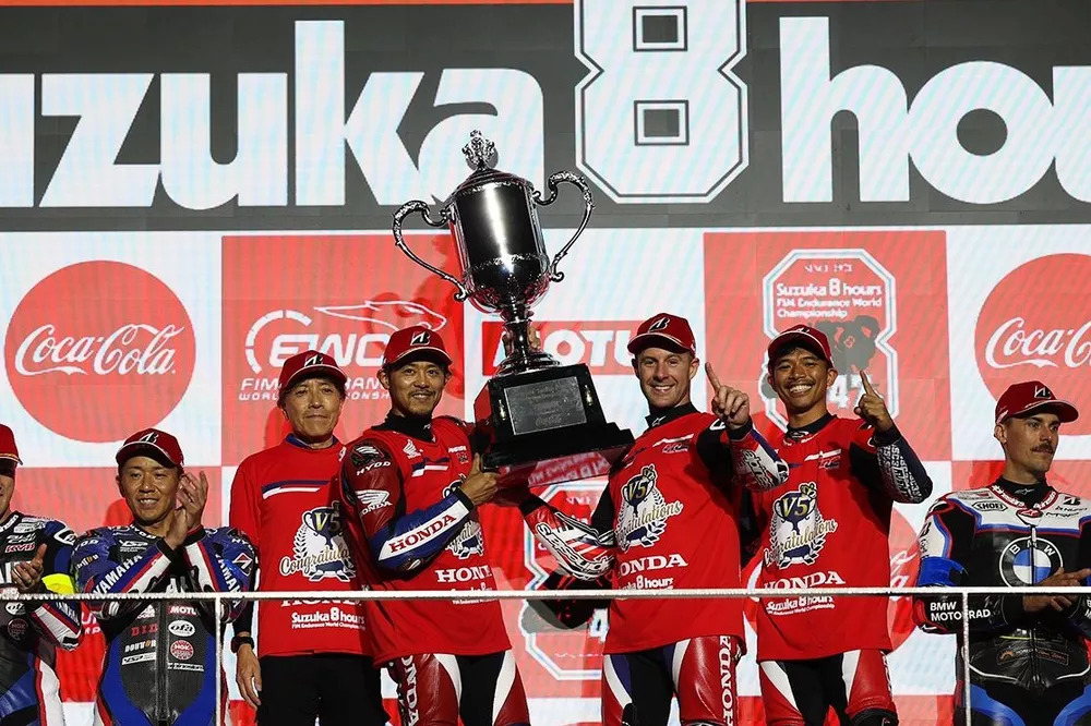 HRC Honda Racing フラッグ 直筆サイン入ジョナサン・レイ高橋巧他 鈴鹿8耐】5連覇ホンダの高橋巧「中須賀さんに勝ち逃げされなくて