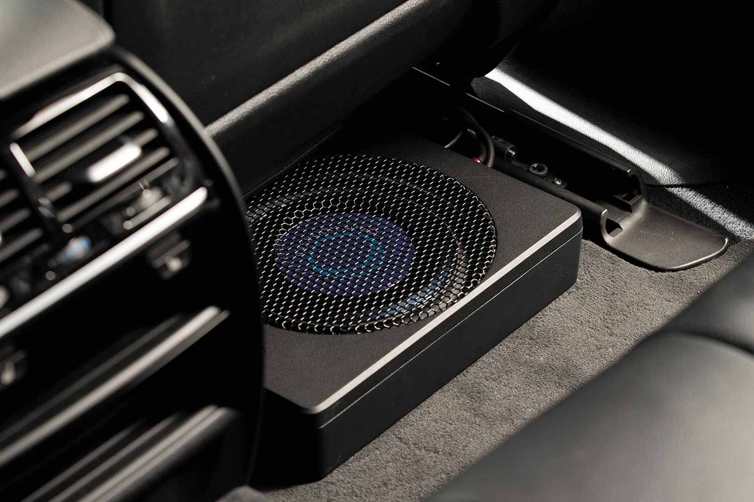 車内のスペースを犠牲にしない！A4サイズの超薄型アクティブサブ