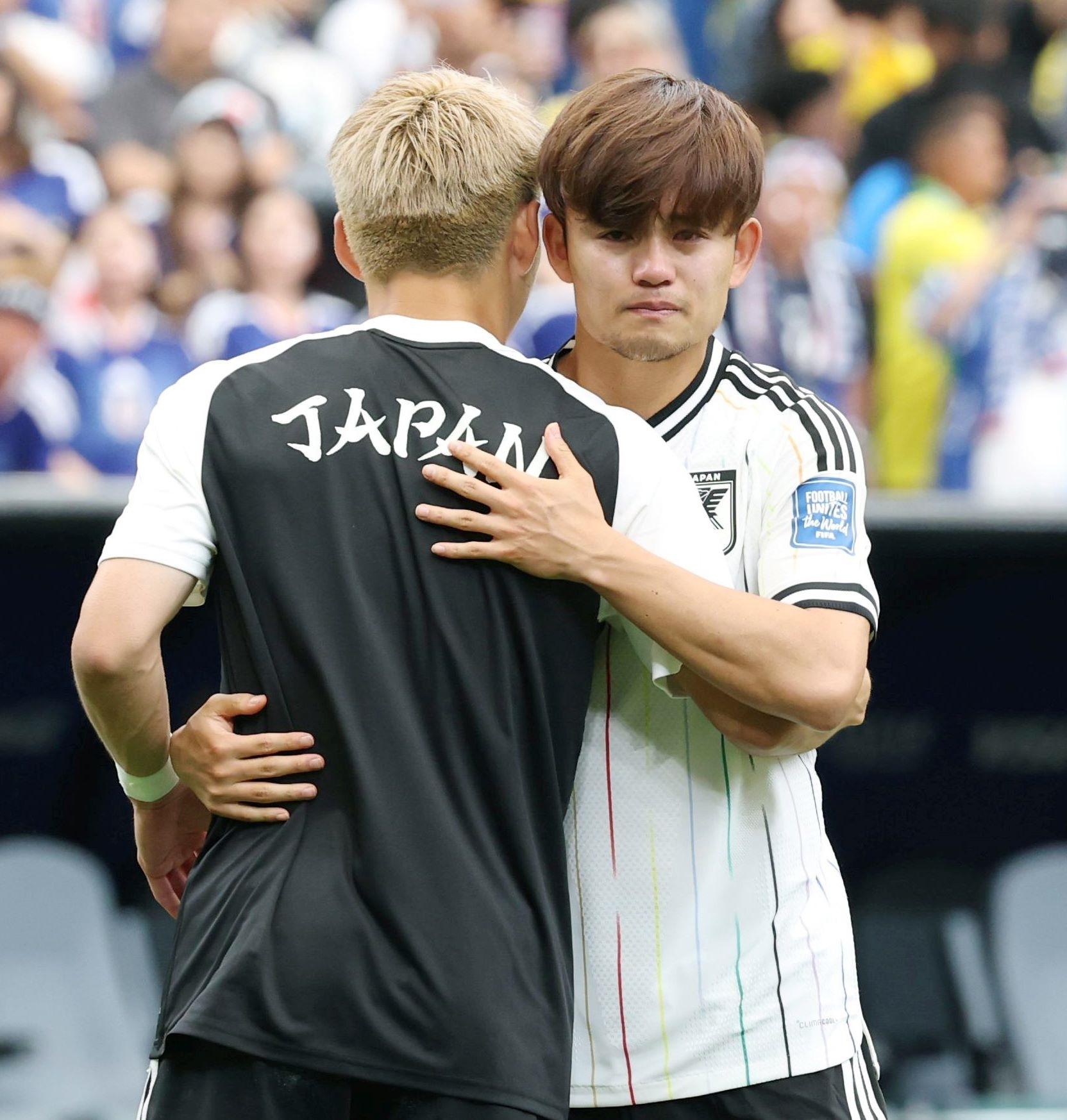 W杯終え、日本代表ら集合の1枚 久保の肩に託すように繫がれた手が胸