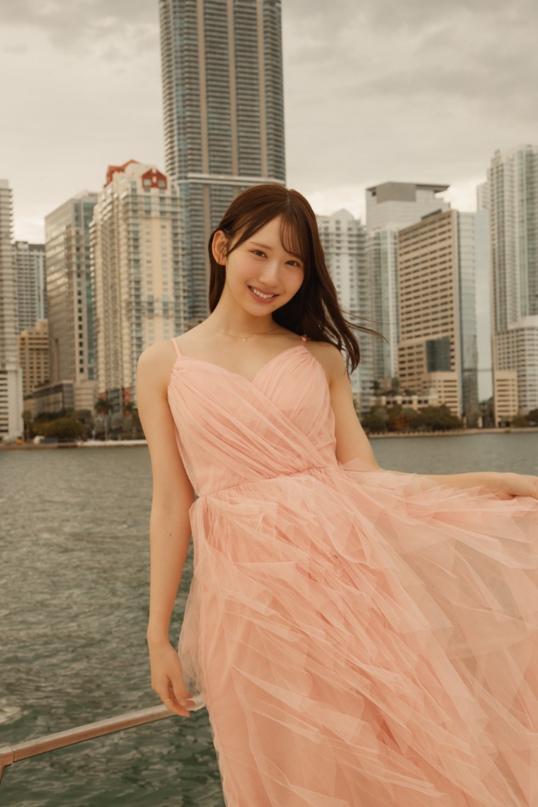日向坂46藤嶌果歩＞ピンクドレスでプリンセスのように 初写真集の