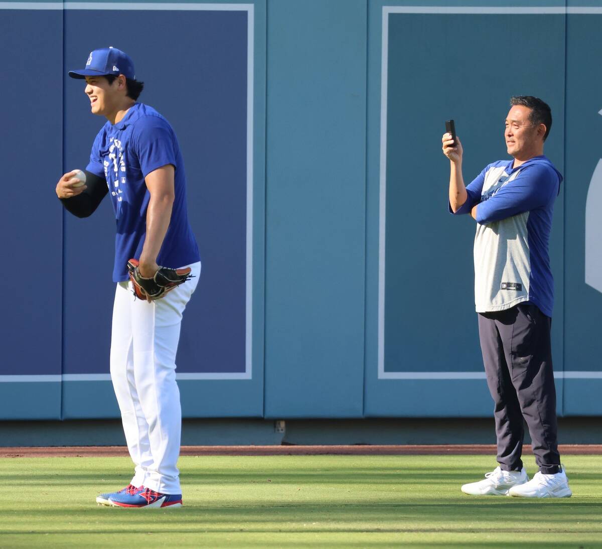大谷翔平、キャッチボールを2日連続で 中島トレーナーにうなずく場面