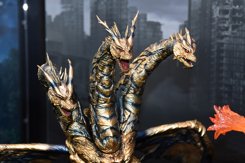 巨大な体躯、暗い青が引き立てる金色、「S.H.MonsterArts