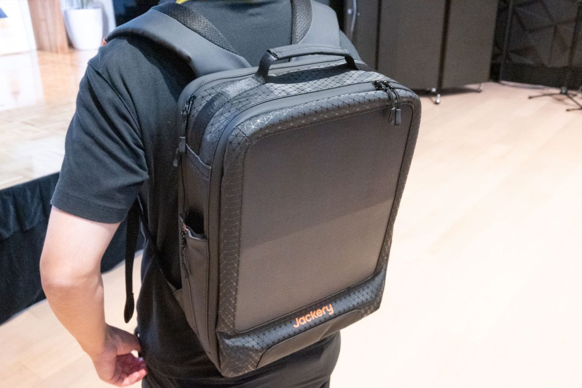 15Wのソーラーパネル搭載リュック、Jackeryから登場（PHILE WEB
