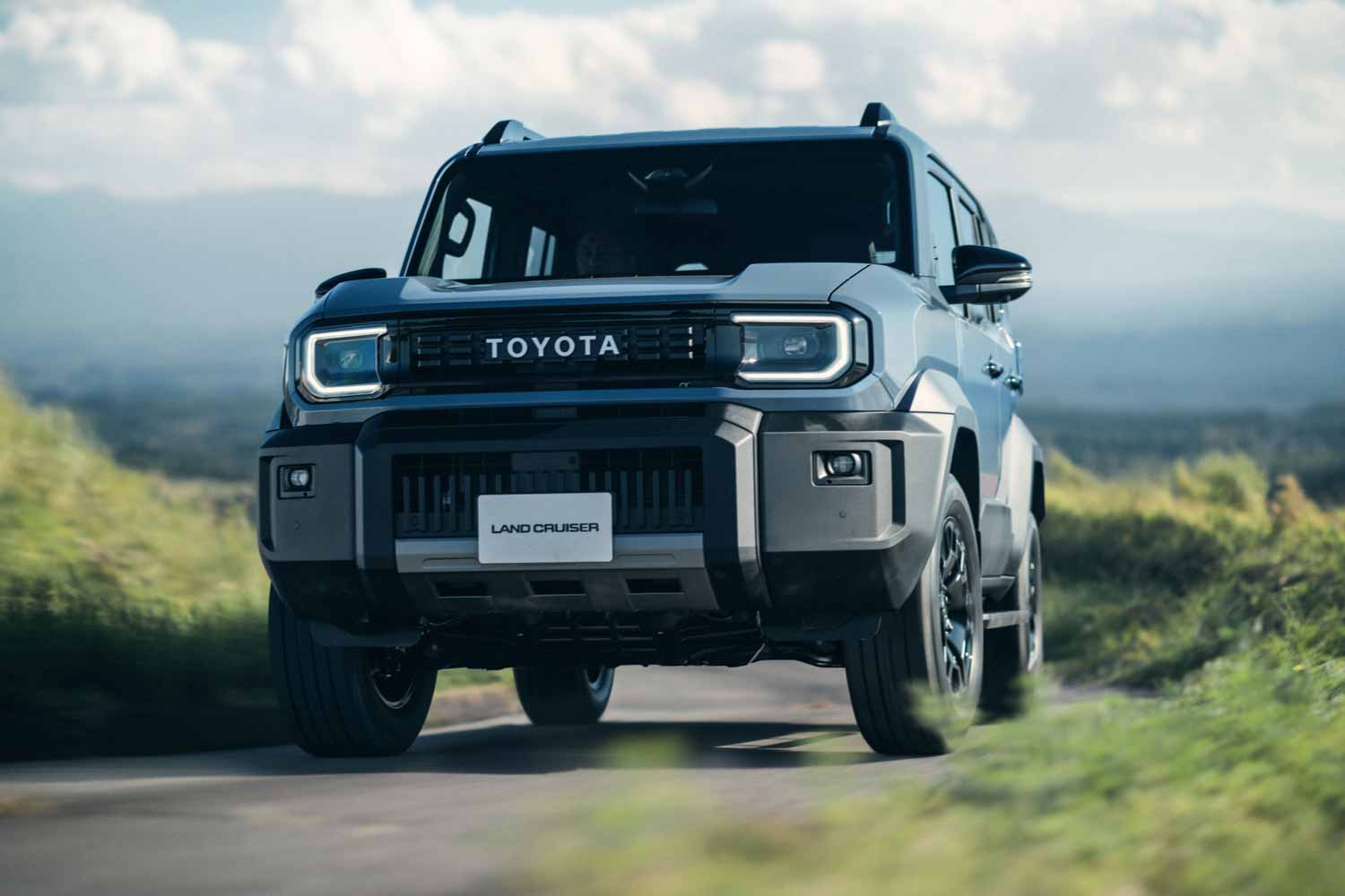 納車後でも遅くない！ ランクルFJに泥除けやモールパネルなど純正