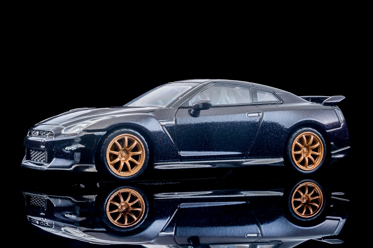 紫のボディカラーをはじめ、R35型日産GT-Rの最終生産車を見事に再現