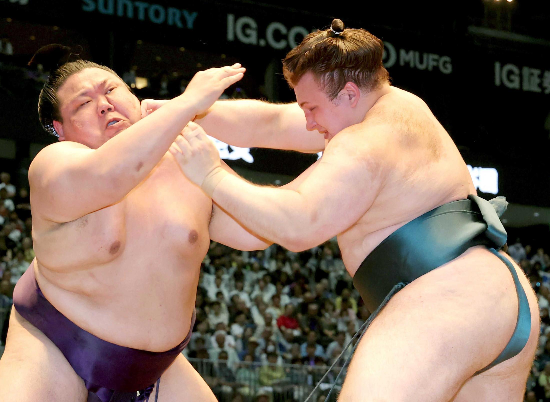 安青錦が連勝発進 大関復帰10勝よりも優勝へ 美ノ海を寄り切るも