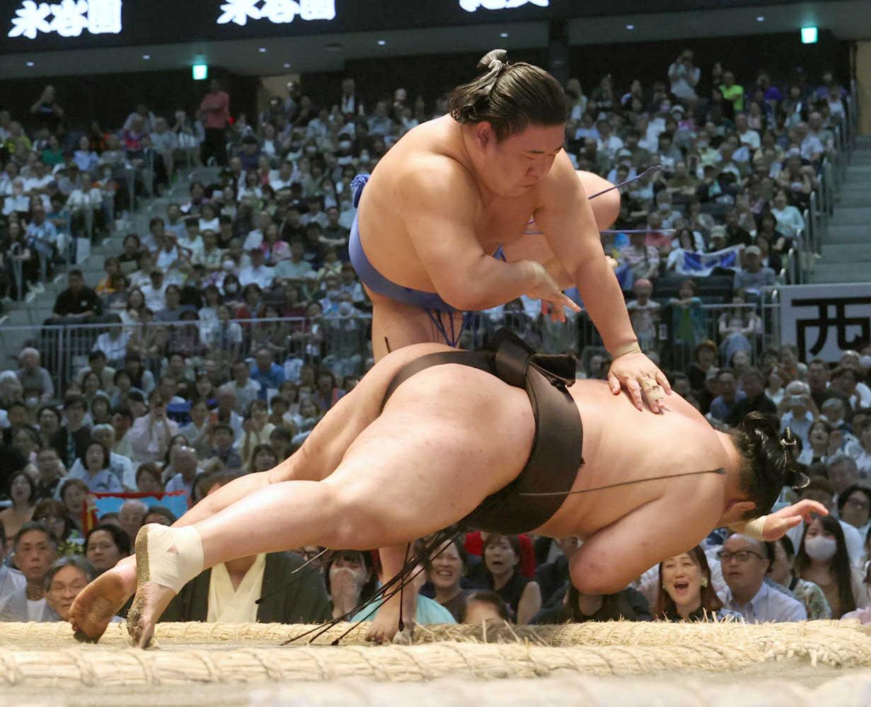 藤ノ川が戦後初の快挙！初挑戦から横綱4連倒 2日連続の金星で懸賞
